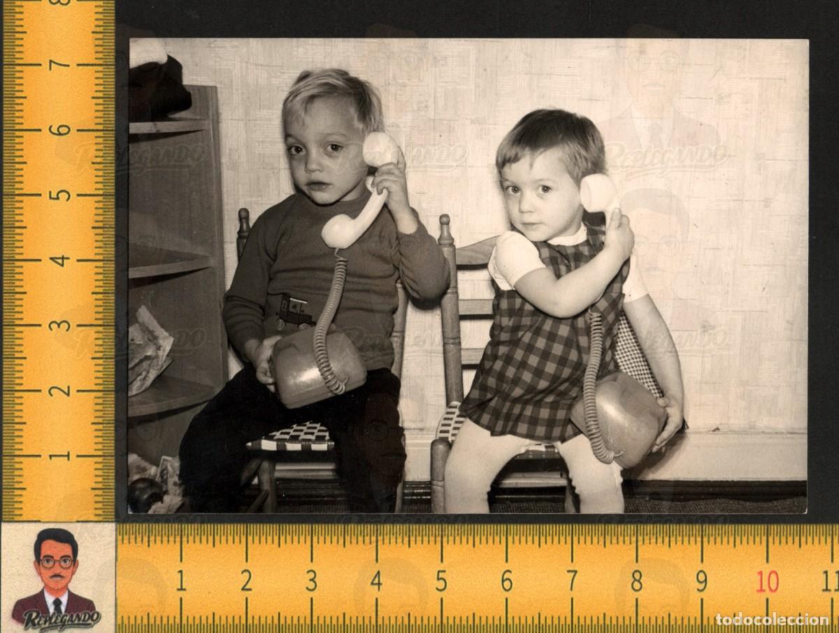 Fotograf&iacute;a antigua: PAREJA NI&Ntilde;OS HABLAN POR TEL&Eacute;FONO - APARATOS ANTIGUOS JUGUETE INFANCIA - FOTOGRAF&Iacute;A ANTIGUA A&Ntilde;OS 60
