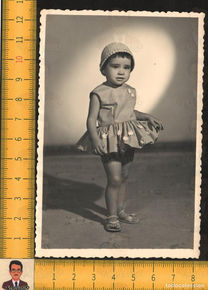 Fotograf&iacute;a antigua: LA NI&Ntilde;A DEL VESTIDO DE MARGARITAS - RETRATO INFANTIL SOMBRERO PUNTO - FOTO ESTUDIO MADRID A&Ntilde;OS 60