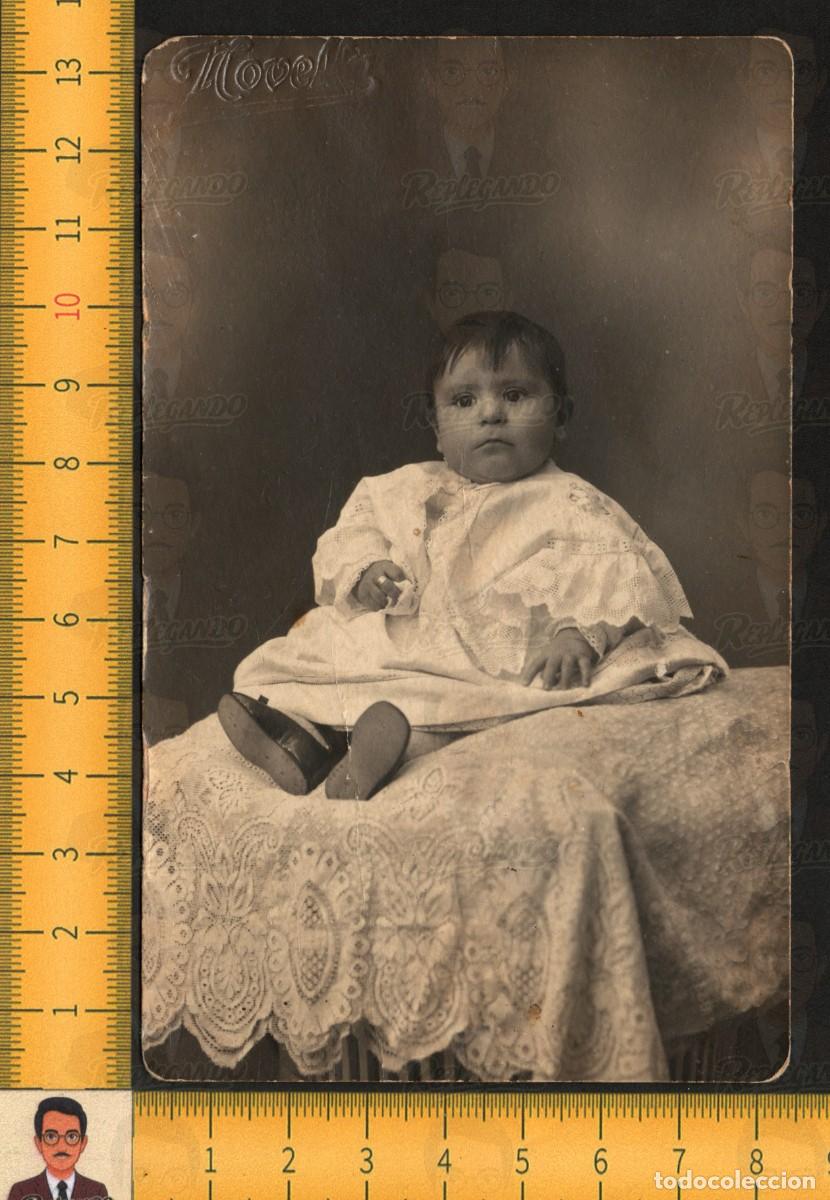 Fotograf&iacute;a antigua: RETRATO NI&Ntilde;O BEB&Eacute; VESTIDO ENCAJE ZAPATOS MIRADA - FOTO ANTIGUA ESTUDIO NOVELLA A&Ntilde;OS 20/30