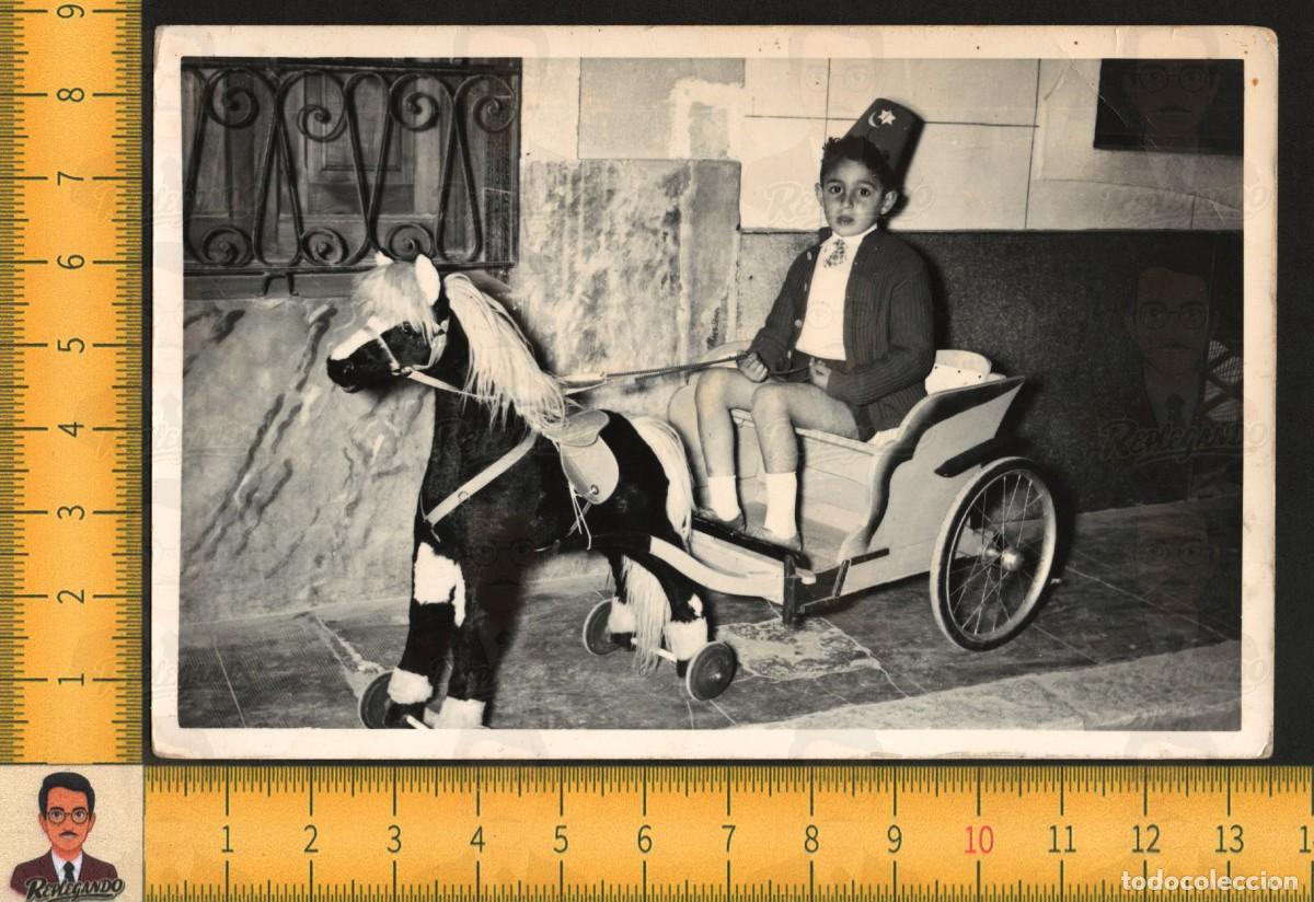 Fotograf&iacute;a antigua: NI&Ntilde;O SOMBRERO FEZ MARROQU&Iacute; - CABALLO COCHE CARRUAJE JUGUETE - FOTO ANTIGUA VALENCIA A&Ntilde;OS 50/60