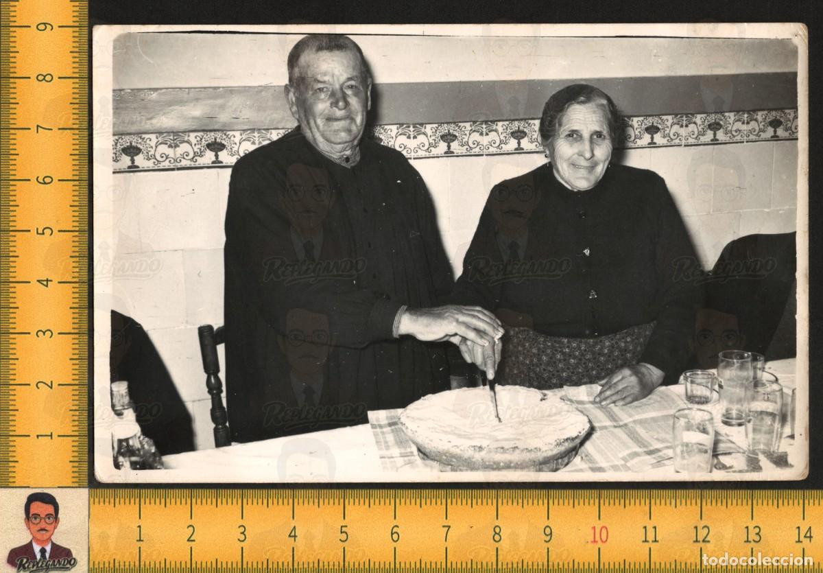 Fotograf&iacute;a antigua: PAREJA ANCIANOS CORTAN TARTA CELEBRACI&Oacute;N - MATRIMONIO ABUELOS - FOTO ANTIGUA CERVERA LLEIDA A&Ntilde;O 1965