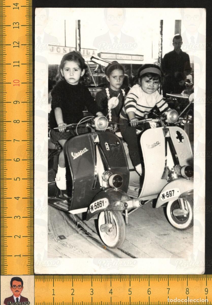 Fotograf&iacute;a antigua: NI&Ntilde;AS MOTO VESPA TIOVIVO CARRUSEL - FERIA CASETA TIRO JOS&Eacute; VILA ZARAGOZA - FOTO ANTIGUA A&Ntilde;OS 50/60