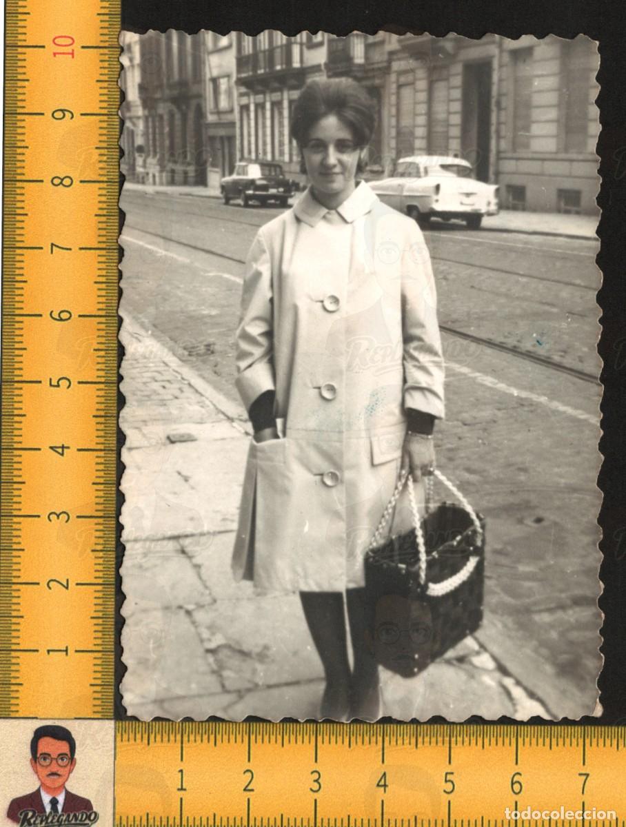 Fotograf&iacute;a antigua: GUAPA CHICA MUJER JOVEN ELEGANTE ABRIGO BOLSO - CALLE COCHE BRUSELAS B&Eacute;LGICA - FOTO ANTIGUA A&Ntilde;O 1963
