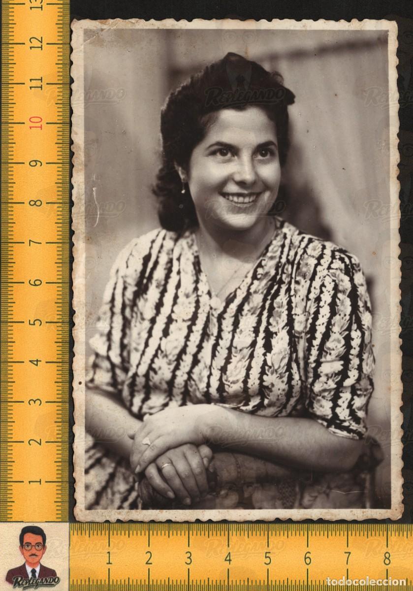 Fotograf&iacute;a antigua: RETRATO MUJER JOVEN GUAPA SONRIENTE - VESTIDO ESTAMPADO PENDIENTES ANILLOS - FOTO ANTIGUA A&Ntilde;OS 50