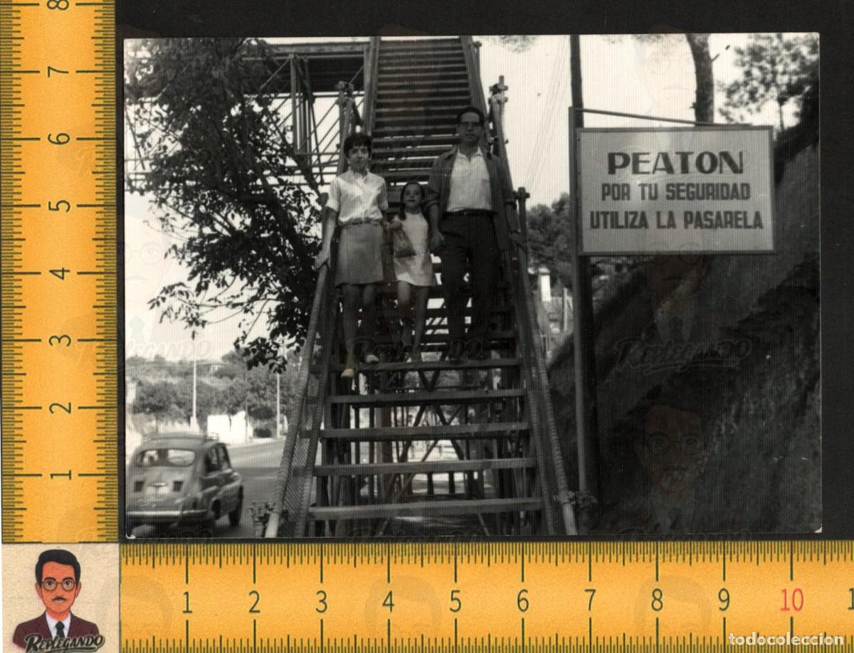 Fotograf&iacute;a antigua: FAMILIA PASARELA PEATONAL - COCHE SEAT 600 CARRETERA - CARTEL SEGURIDAD VIAL - FOTO ANTIGUA A&Ntilde;OS 60