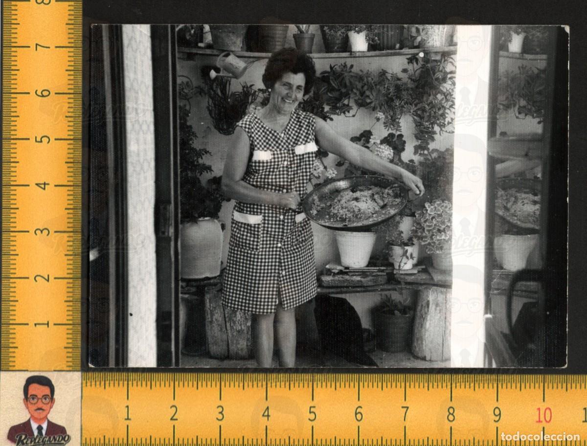 Fotograf&iacute;a antigua: MUJER SONRIENTE COCINERA PAELLA - TERRAZA MACETAS FLORES CASA - FOTOGRAF&Iacute;A ANTIGUA ART&Iacute;STICA A&Ntilde;OS 60