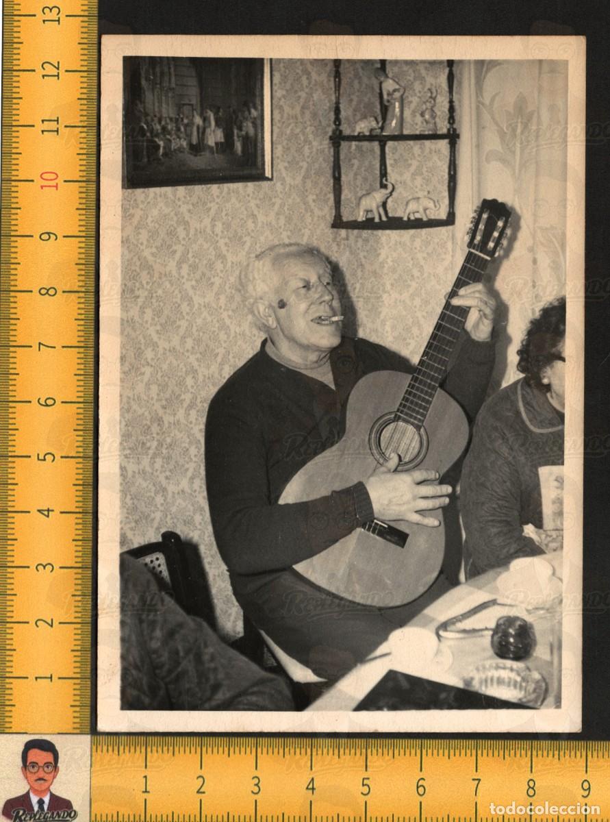 Fotograf&iacute;a antigua: HOMBRE ANCIANO FUMA TOCA GUITARRA ESPA&Ntilde;OLA - M&Uacute;SICA CANTA FIESTA REUNI&Oacute;N - FOTO ANTIGUA A&Ntilde;OS 60
