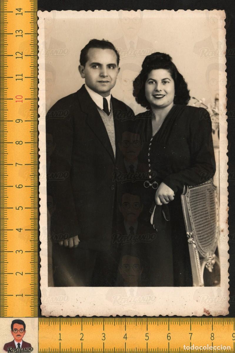 Fotograf&iacute;a antigua: FELIZ PAREJA HOMBRE MUJER POSA ELEGANTE - TRAJE VESTIDO MODA - FOTO ANTIGUA ESTUDIO VERD&Eacute;S A&Ntilde;O 1948