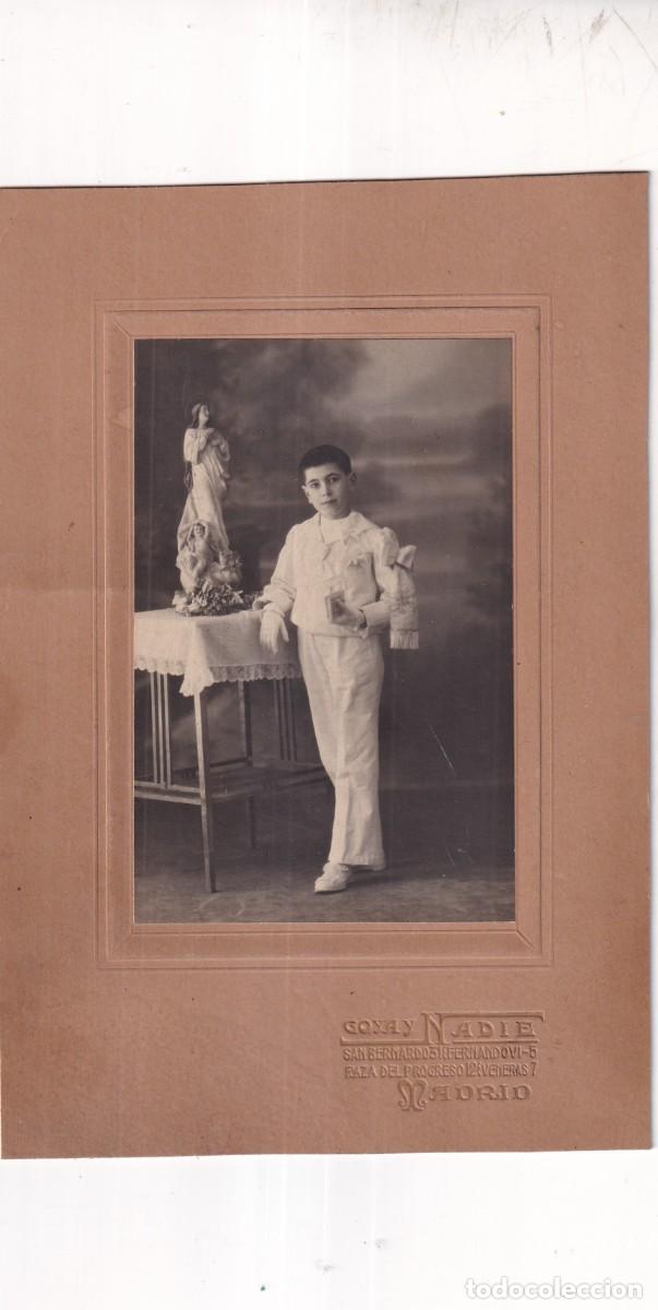 Fotografia antiga: Fotograf&iacute;a Primera Comuni&oacute;n ni&ntilde;o posando con Virgen. Goya y Nadie fot&oacute;grafo Madrid. 21 x 14 cm