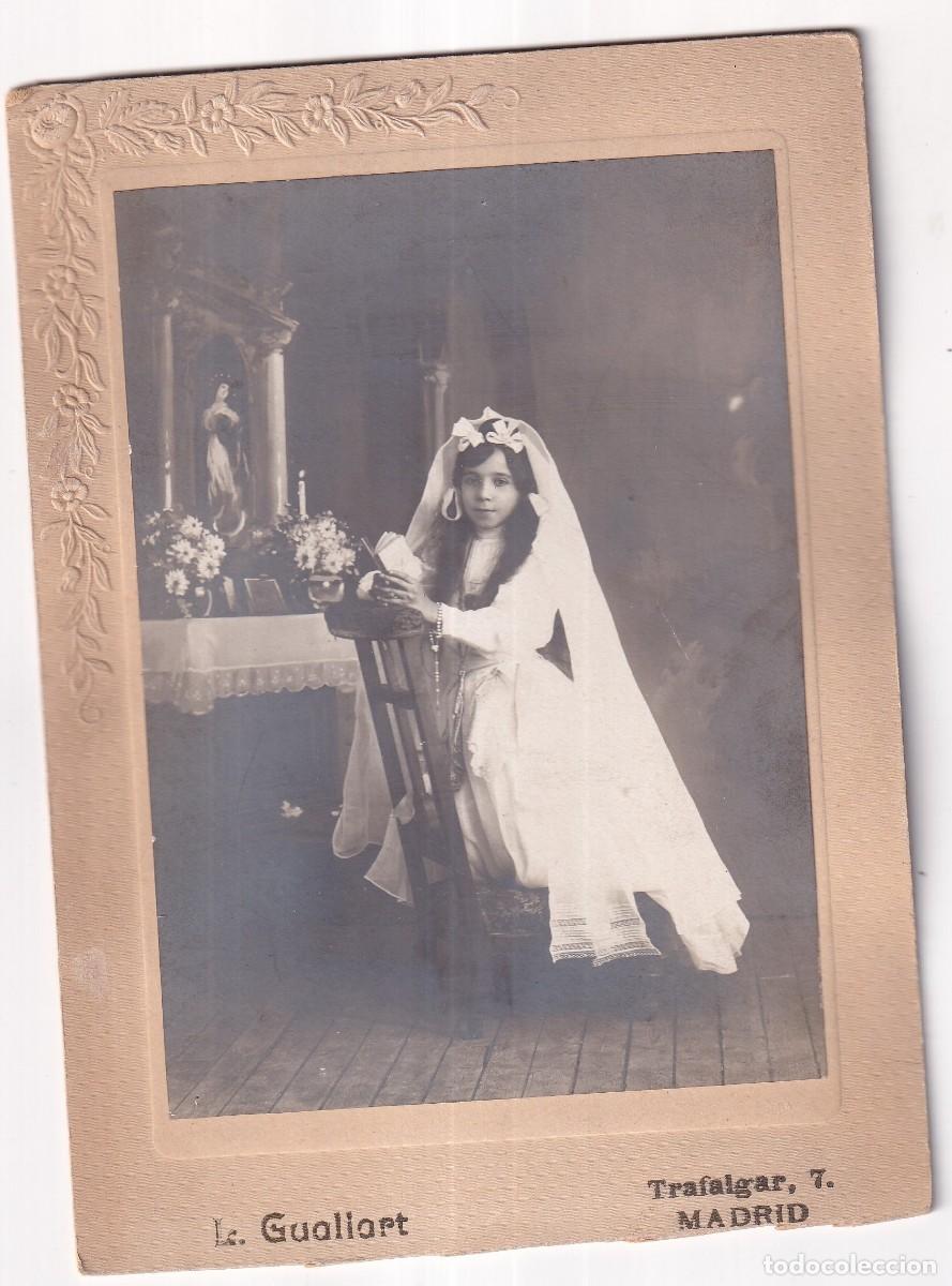 Fotografia antiga: Fotograf&iacute;a Primera Comuni&oacute;n ni&ntilde;a en reclinatorio con fondo de altar. L. Guallart fot&oacute;grafo Madrid
