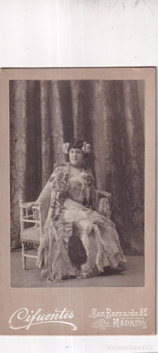 Fotografia antiga: Fotograf&iacute;a mujer posando con mant&oacute;n de Manila Cifuentes fot&oacute;grafo. Madrid Juana 1904 en el reverso.