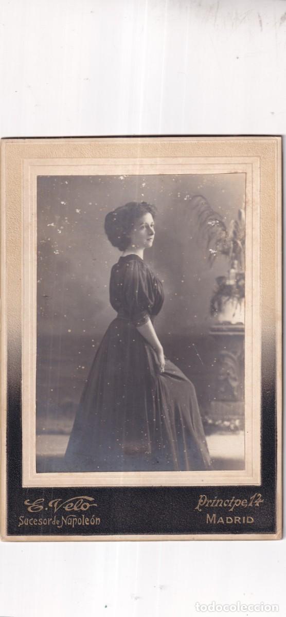 Fotografia antiga: Fotograf&iacute;a mujer posando E Velo sucesor de Napole&oacute;n. Madrid. Defectos en la emulsi&oacute;n. 18,50 x 13 cm