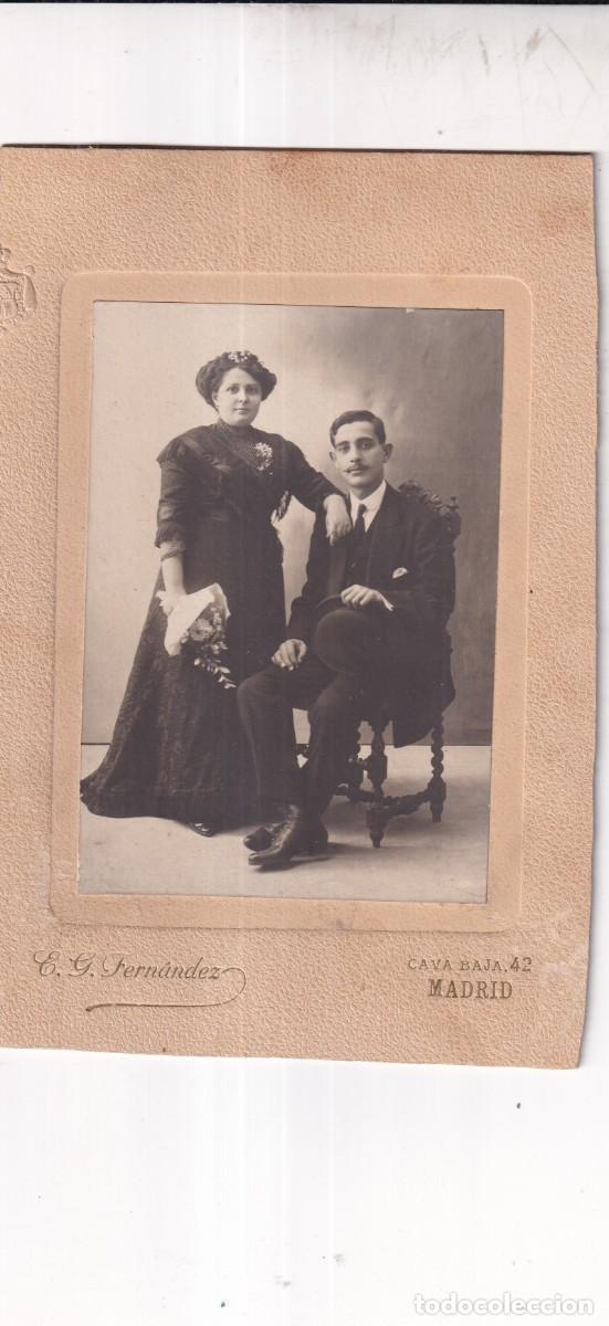 Fotografia antiga: Fotograf&iacute;a pareja, hombre sentado y mujer de pie con flores vestida de negro. Fern&aacute;ndez. Madrid.