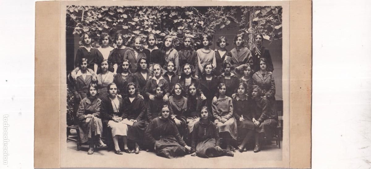 Fotografia antiga: Curiosa fotograf&iacute;a de grupo, mujeres j&oacute;venes estudiantes, o similar. Rivera fot&oacute;grafo Madrid.