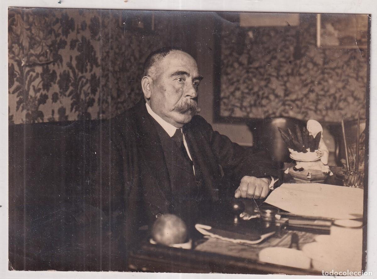Fotografia antiga: Curiosa fotograf&iacute;a del ganador del sorteo de la loter&iacute;a Juan Nu&ntilde;ez. Luis R Mar&iacute;n fot&oacute;grafo 16 x 12