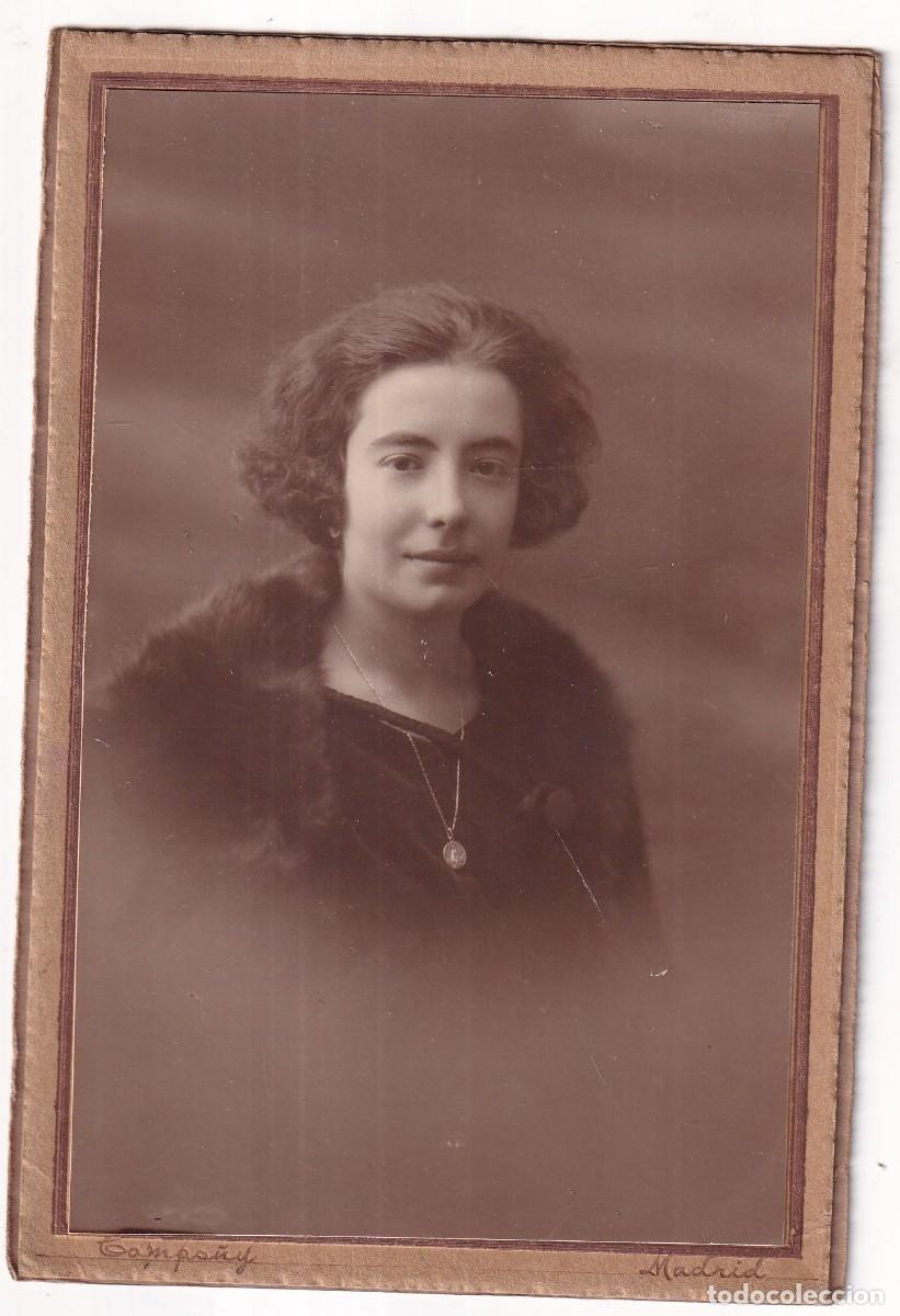 Fotografia antiga: Fotograf&iacute;a mujer con abrigo de cuello de piel. Company fot&oacute;grafo Madrid. 15 x 10 cm