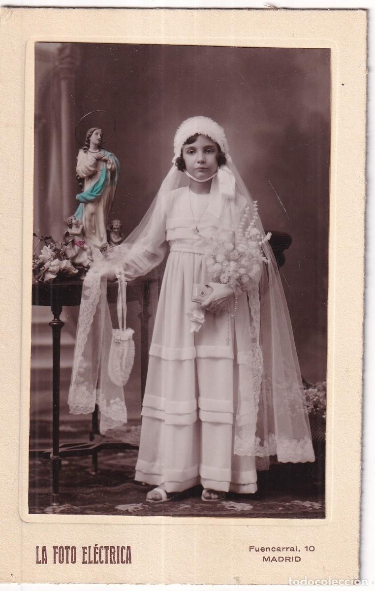 Fotografia antiga: Preciosa fotograf&iacute;a coloreada ni&ntilde;a primera comuni&oacute;n posando con Virgen. La foto el&eacute;ctrica. Madrid