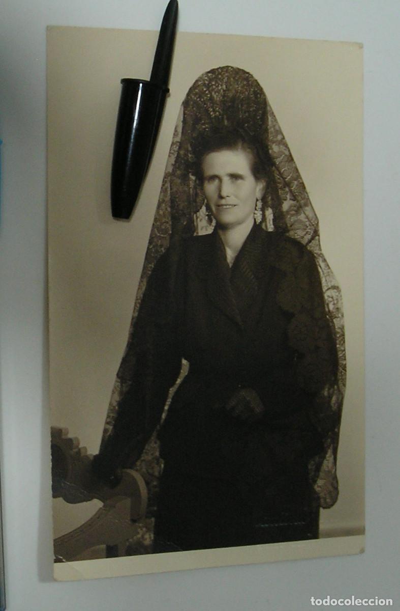 Fotograf&iacute;a antigua: ANTIGUA FOTO FOTOGRAFIA LA ESPA&Ntilde;A DE LA POSGUERRA CIVIL SUS GENTES SE&Ntilde;ORA CON MANTILLA (26-12)
