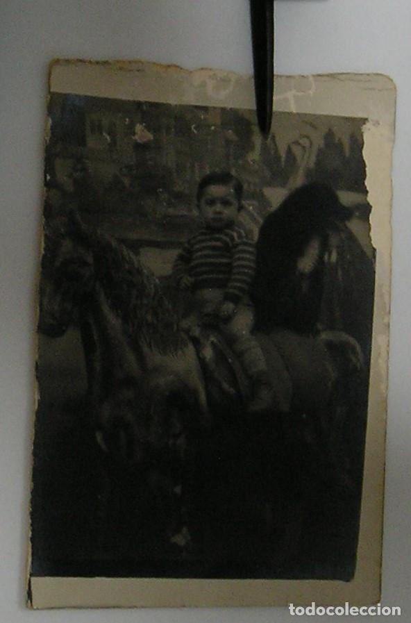 Fotograf&iacute;a antigua: ANTIGUA FOTO FOTOGRAFIA LA ESPA&Ntilde;A DE LA POSGUERRA EL NI&Ntilde;O DEL CABALLITO (26-12)