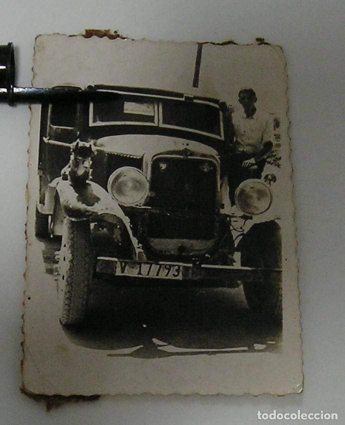Fotograf&iacute;a antigua: ANTIGUA FOTO FOTOGRAFIA LA ESPA&Ntilde;A DE LA POSGUERRA UNA MASCOTA SOBRE EL COCHE (26-12)