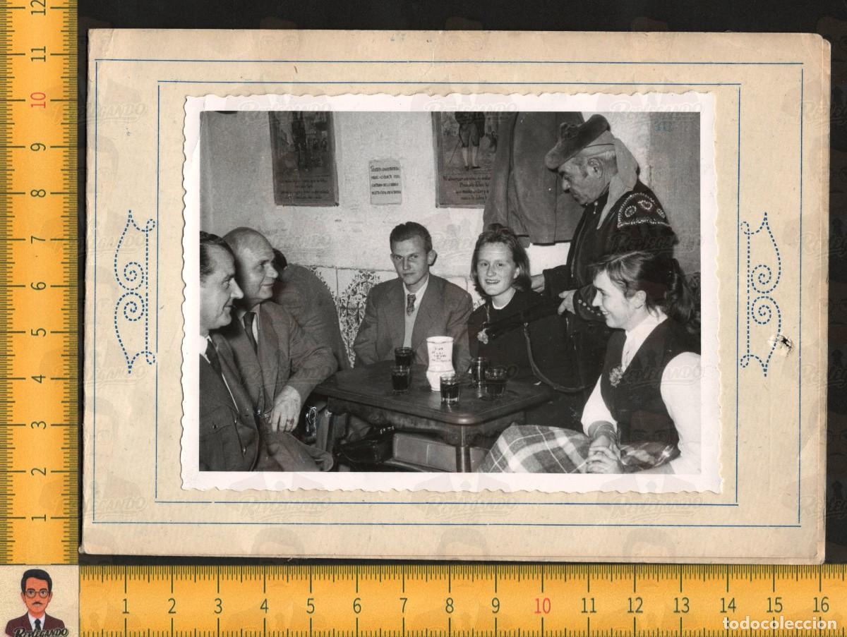 Fotograf&iacute;a antigua: CUEVAS LUIS CANDELAS MADRID - RESTAURANTE CLIENTES CAMARERO TRAJE T&Iacute;PICO TRABUCO - FOTO ANTIGUA A&Ntilde;O