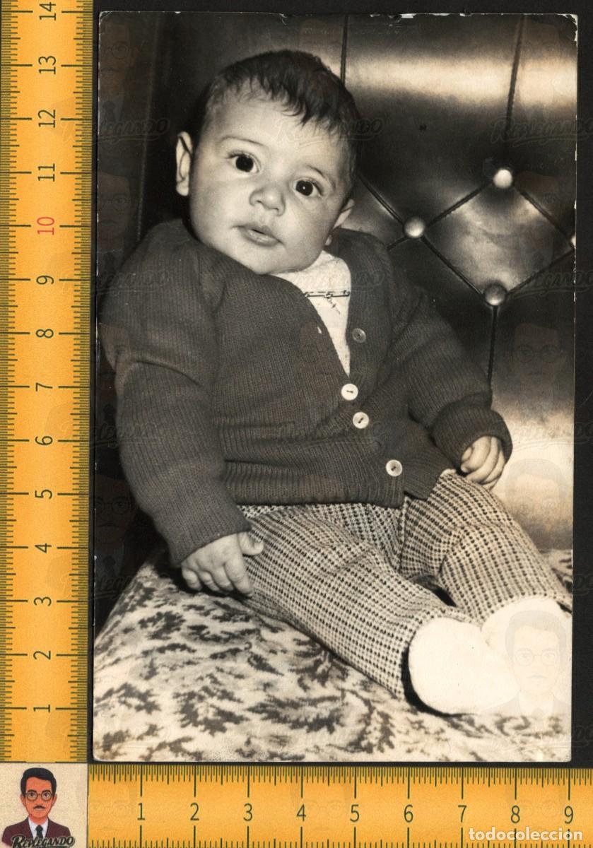 Fotograf&iacute;a antigua: RETRATO BEB&Eacute; MIRADA DULCE - CHAQUETA PUNTO PANTAL&Oacute;N CUADROS SOF&Aacute; - FOTO ANTIGUA ESTUDIO CARL A&Ntilde;OS 60