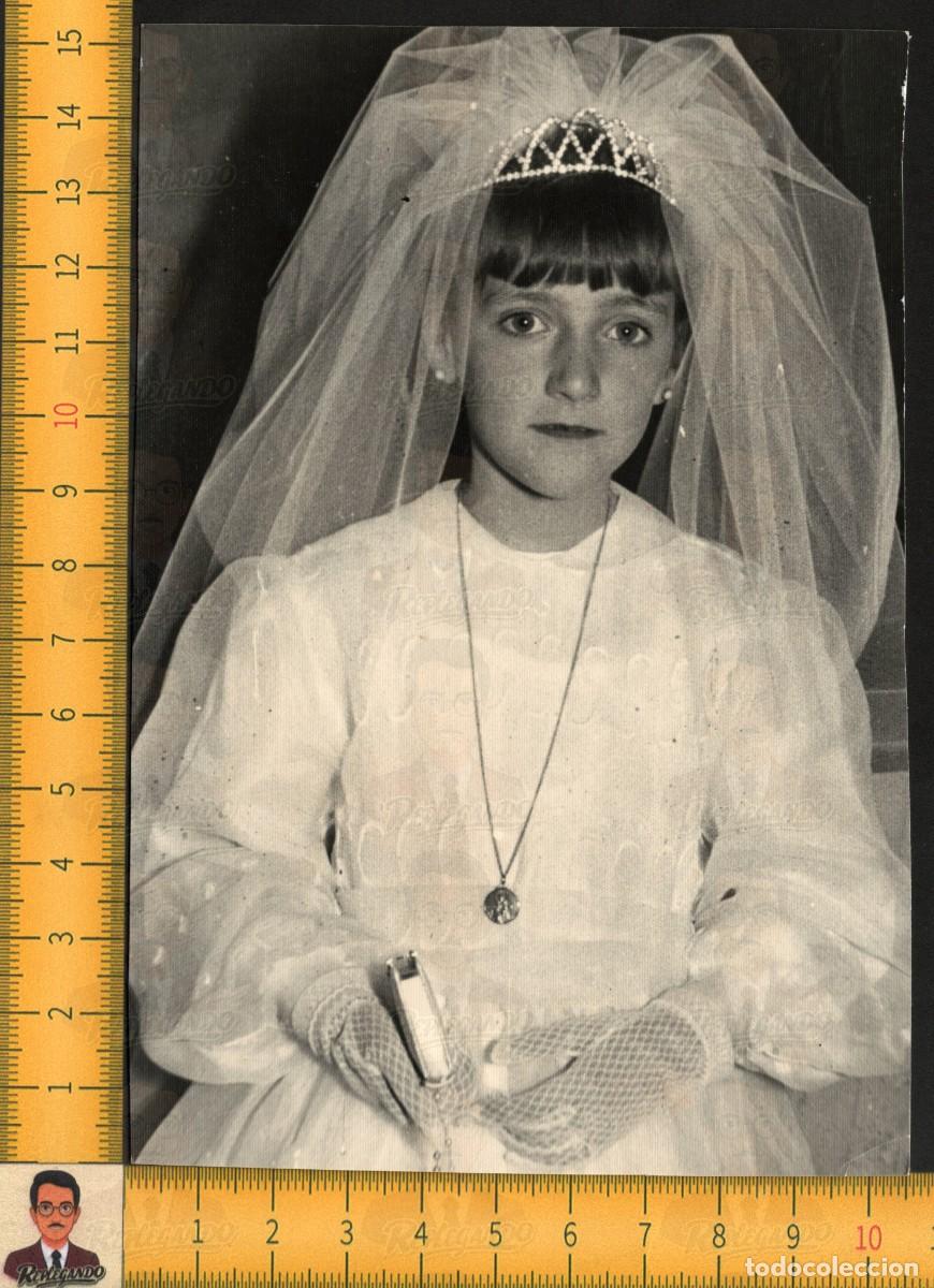 Fotograf&iacute;a antigua: RETRATO NI&Ntilde;A PRIMERA COMUNI&Oacute;N - CORONA VELO MISAL MEDALLA GUANTES - FOTOGRAF&Iacute;A ANTIGUA A&Ntilde;OS 60