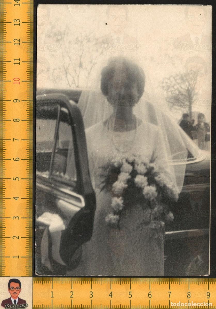 Fotograf&iacute;a antigua: NOVIA SONRISA POSA JUNTO COCHE RAMO FLORES VELO - FOTO ANTIGUA ART&Iacute;STICA BODA ROM&Aacute;NTICA A&Ntilde;OS 50/60