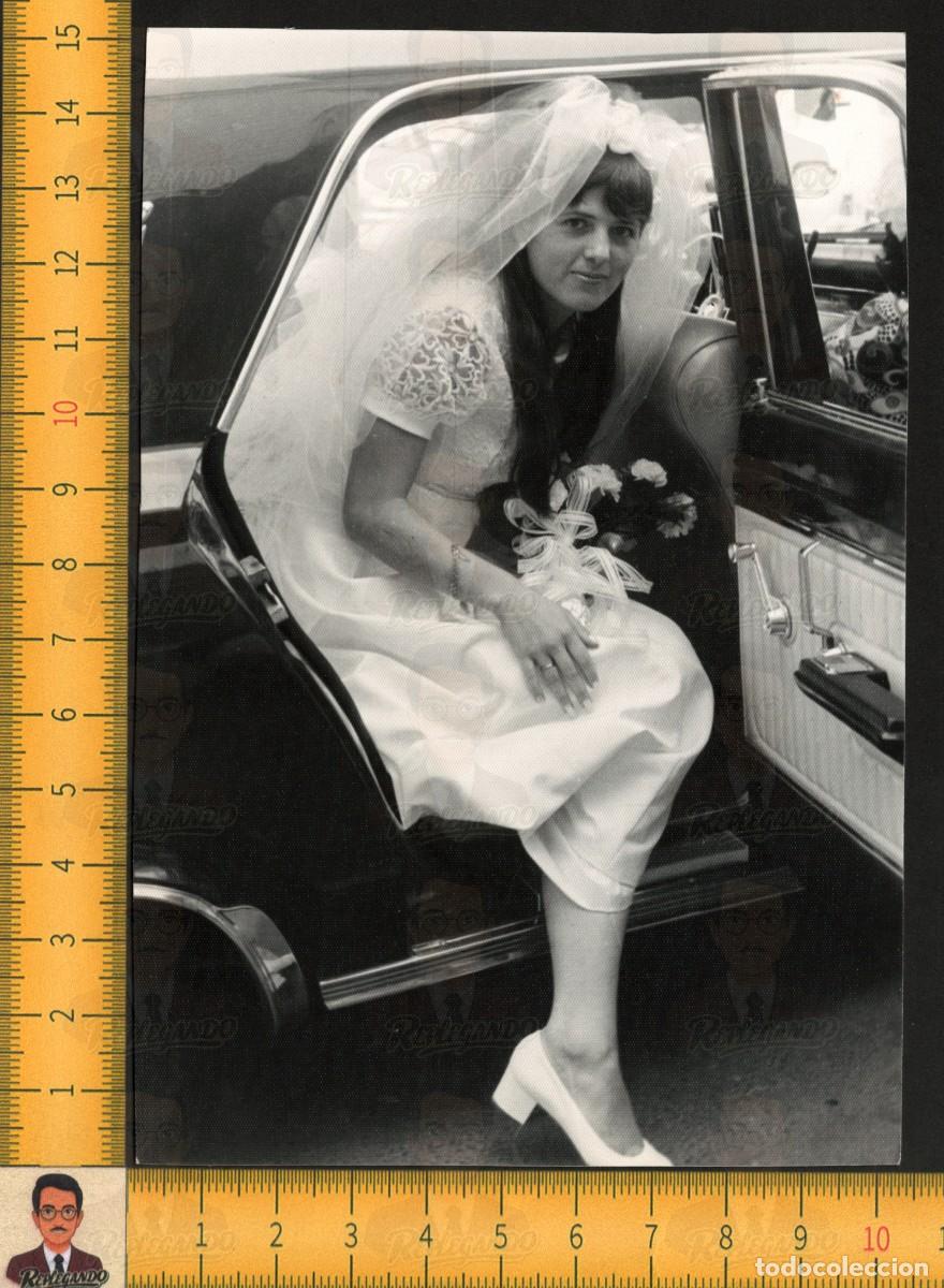 Fotograf&iacute;a antigua: NOVIA GUAPA POSA EN COCHE RAMO FLORES VELO - BODA SEVILLA - FOTOGRAF&Iacute;A ANTIGUA ART&Iacute;STICA A&Ntilde;OS 60