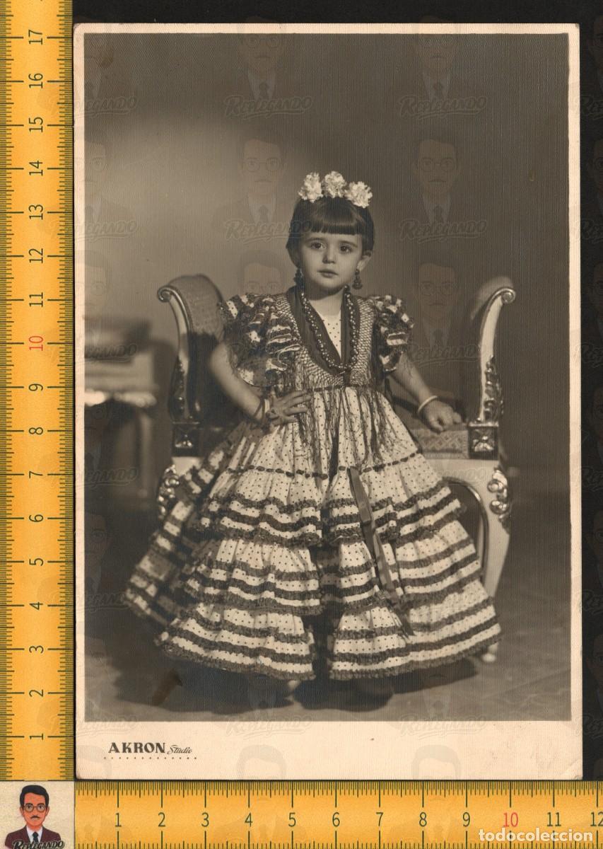 Fotograf&iacute;a antigua: RETRATO NI&Ntilde;A TRAJE FLAMENCA SEVILLANA FLORES PEINETA COLLAR - FOTO ESTUDIO AKRON SEVILLA A&Ntilde;O 1957