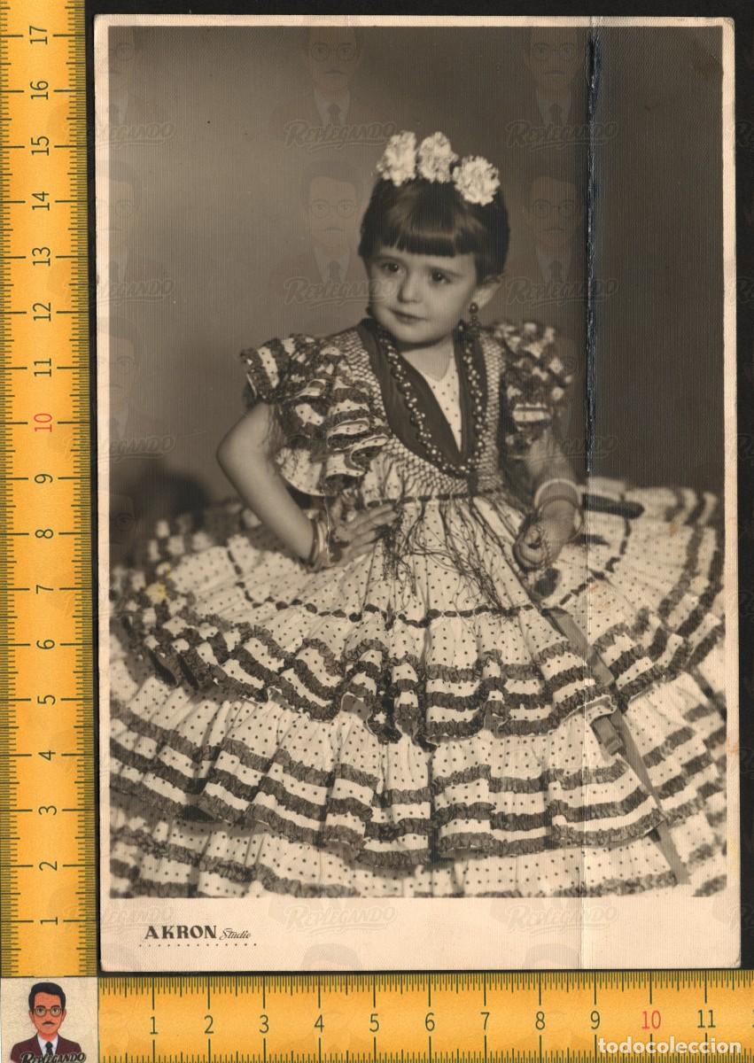 Fotograf&iacute;a antigua: RETRATO NI&Ntilde;A TRAJE FLAMENCA SEVILLANA FLORES VOLANTES COLLAR - FOTO ESTUDIO AKRON SEVILLA A&Ntilde;O 1957