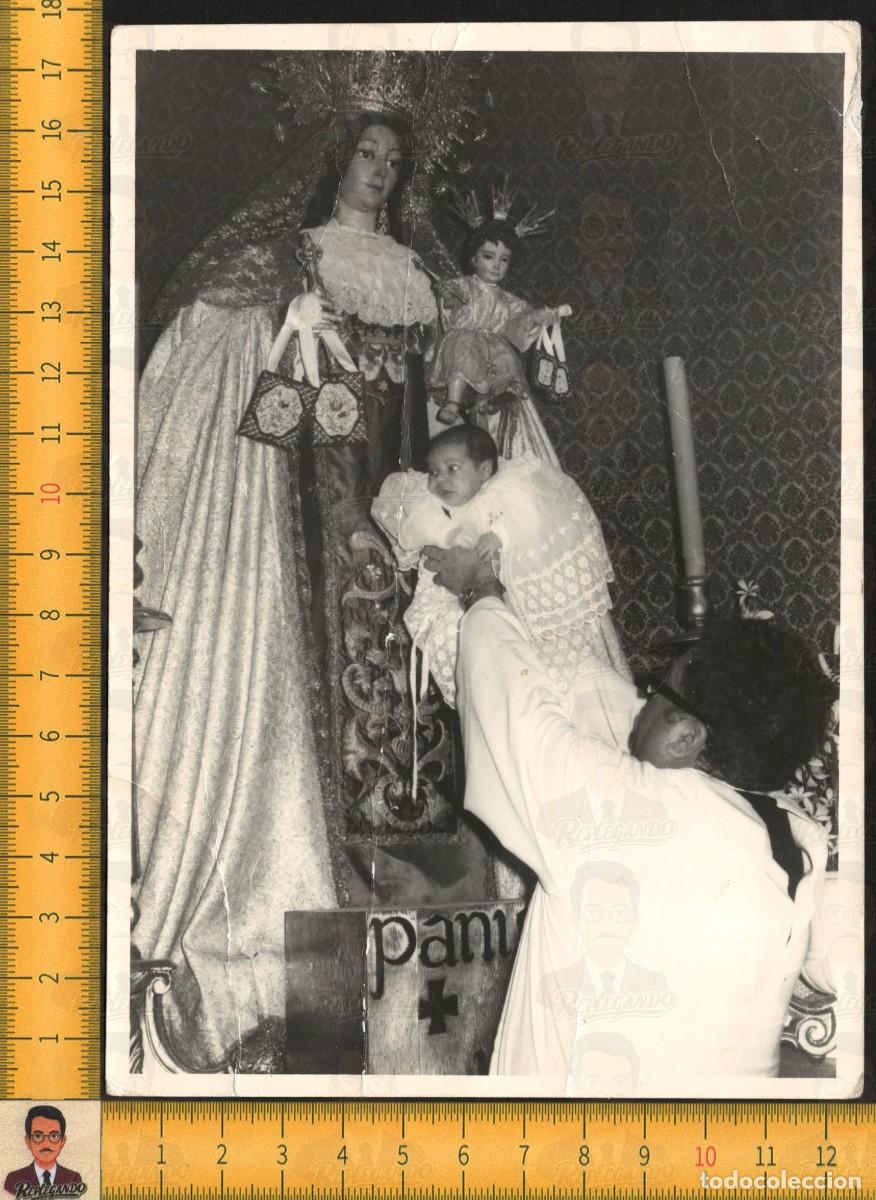 Fotografia antica: VIRGEN DEL CARMEN SAN LEANDRO SEVILLA - CURA P&Aacute;RROCO PRESENTA BEB&Eacute; - FOTOGRAF&Iacute;A ANTIGUA A&Ntilde;OS 60