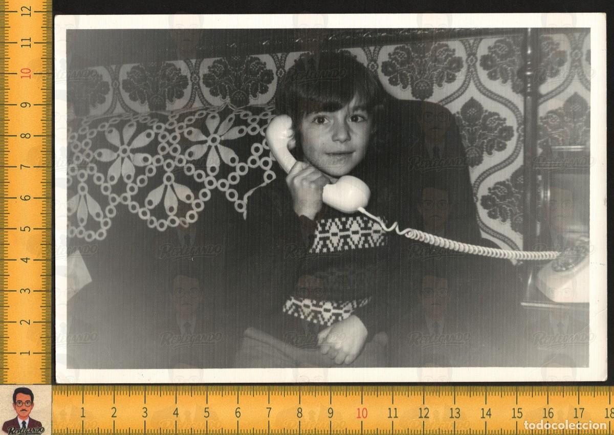 Fotografia antiga: NI&Ntilde;O HABLA POR TEL&Eacute;FONO ANTIGUO - AURICULAR CABLE ESPIRAL - FOTOGRAF&Iacute;A A&Ntilde;OS 60/70 - INFANCIA FELIZ