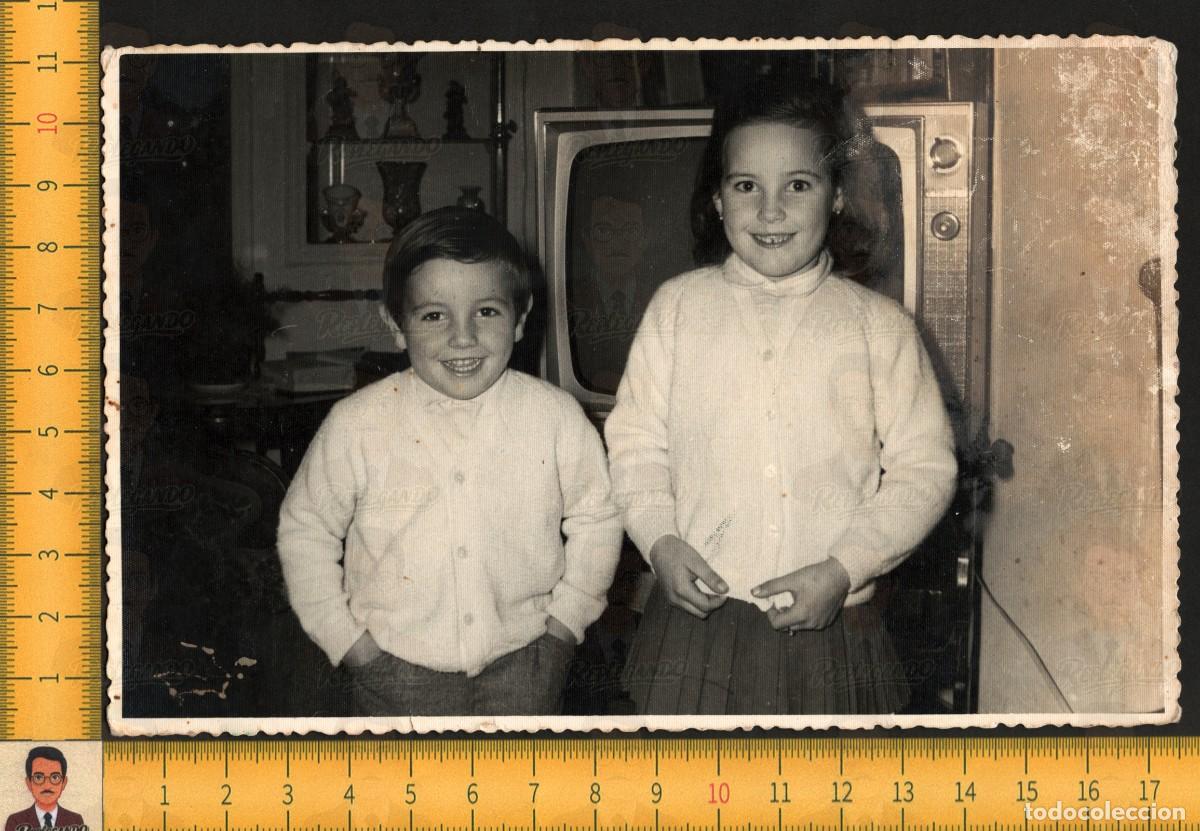 Fotografia antiga: NI&Ntilde;O Y NI&Ntilde;A SONR&Iacute;EN JUNTO TELEVISOR ANTIGUO - HERMANOS INFANCIA FELIZ - FOTOGRAF&Iacute;A ANTIGUA A&Ntilde;OS 60