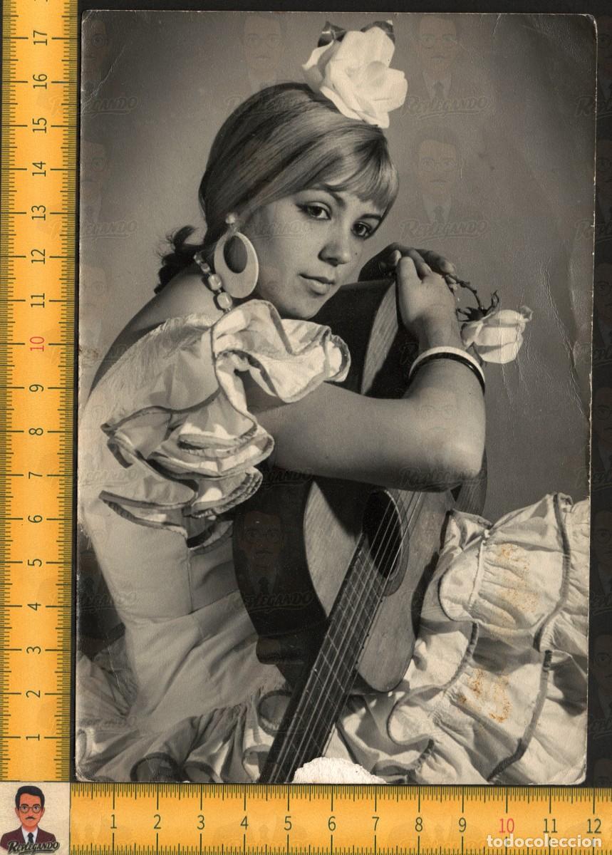 Fotograf&iacute;a antigua: RETRATO MUJER GUAPA TRAJE FLAMENCA - GUITARRA ESPA&Ntilde;OLA FLOR PENDIENTES - FOTO ANTIGUA A&Ntilde;O 1963