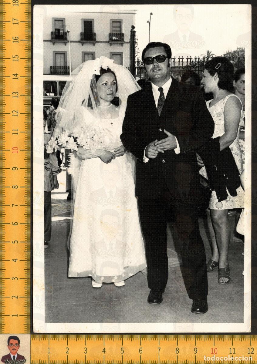 Fotograf&iacute;a antigua: NOVIA GUAPA CON PADRINO BODA - VESTIDO VELO RAMO FLORES - FOTO ANTIGUA CEREMONIA NUPCIAL A&Ntilde;OS 60
