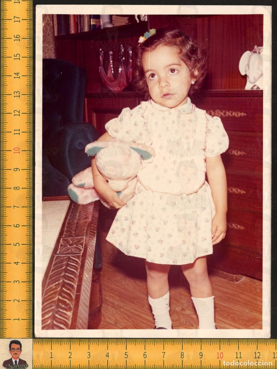 Fotograf&iacute;a antigua: RETRATO NI&Ntilde;A VESTIDO FLORES JUGUETE PELUCHE - INFANCIA FELIZ - FOTO ANTIGUA COLOR MADRID A&Ntilde;OS 70