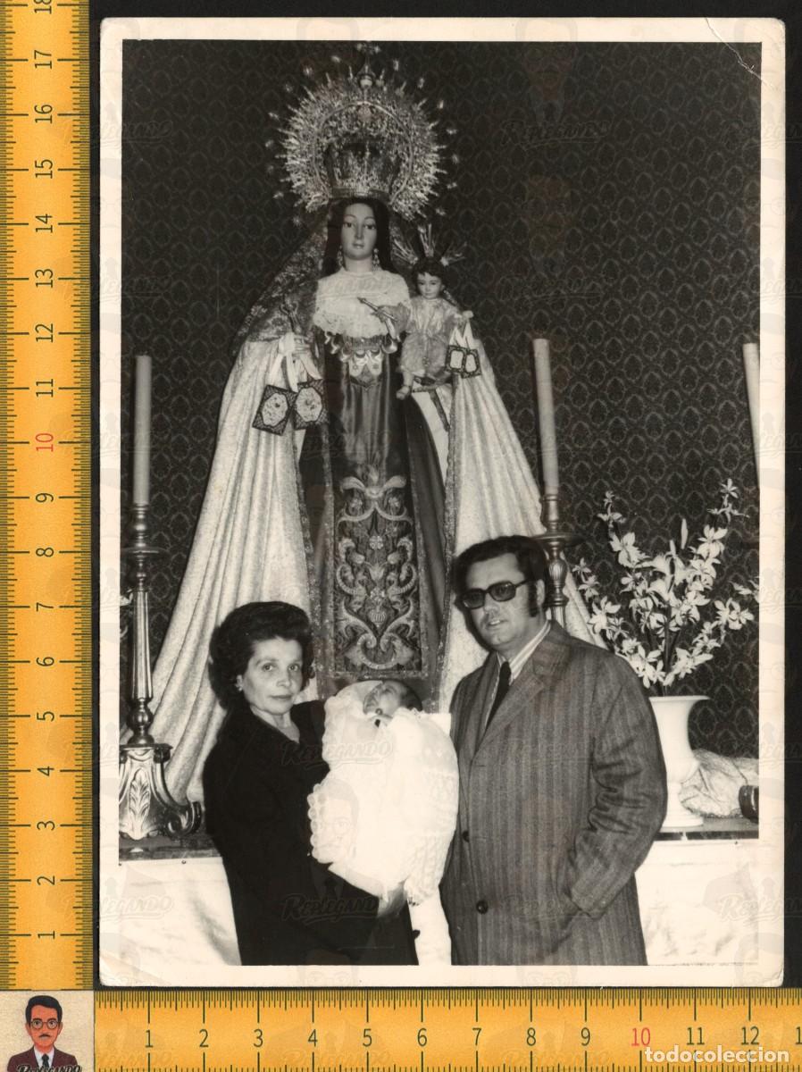 Fotograf&iacute;a antigua: VIRGEN DEL CARMEN SAN LEANDRO SEVILLA - FAMILIA PRESENTA BEB&Eacute; RECI&Eacute;N NACIDO - FOTO ANTIGUA A&Ntilde;OS 60