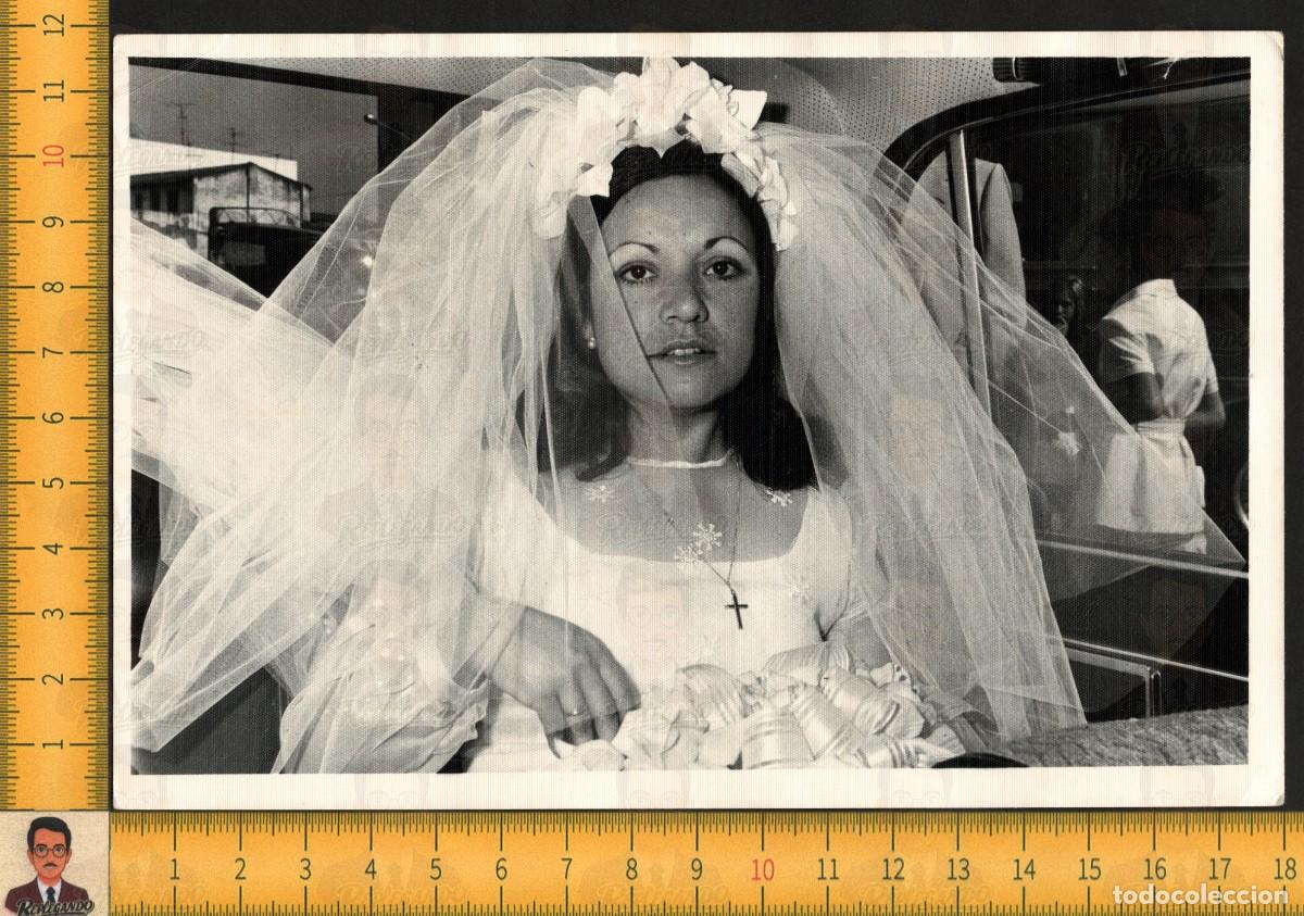 Fotograf&iacute;a antigua: RETRATO NOVIA GUAPA ELEGANTE VELO FLORES RAMO BODA COCHE - FOTOGRAF&Iacute;A ANTIGUA ART&Iacute;STICA A&Ntilde;OS 60/70