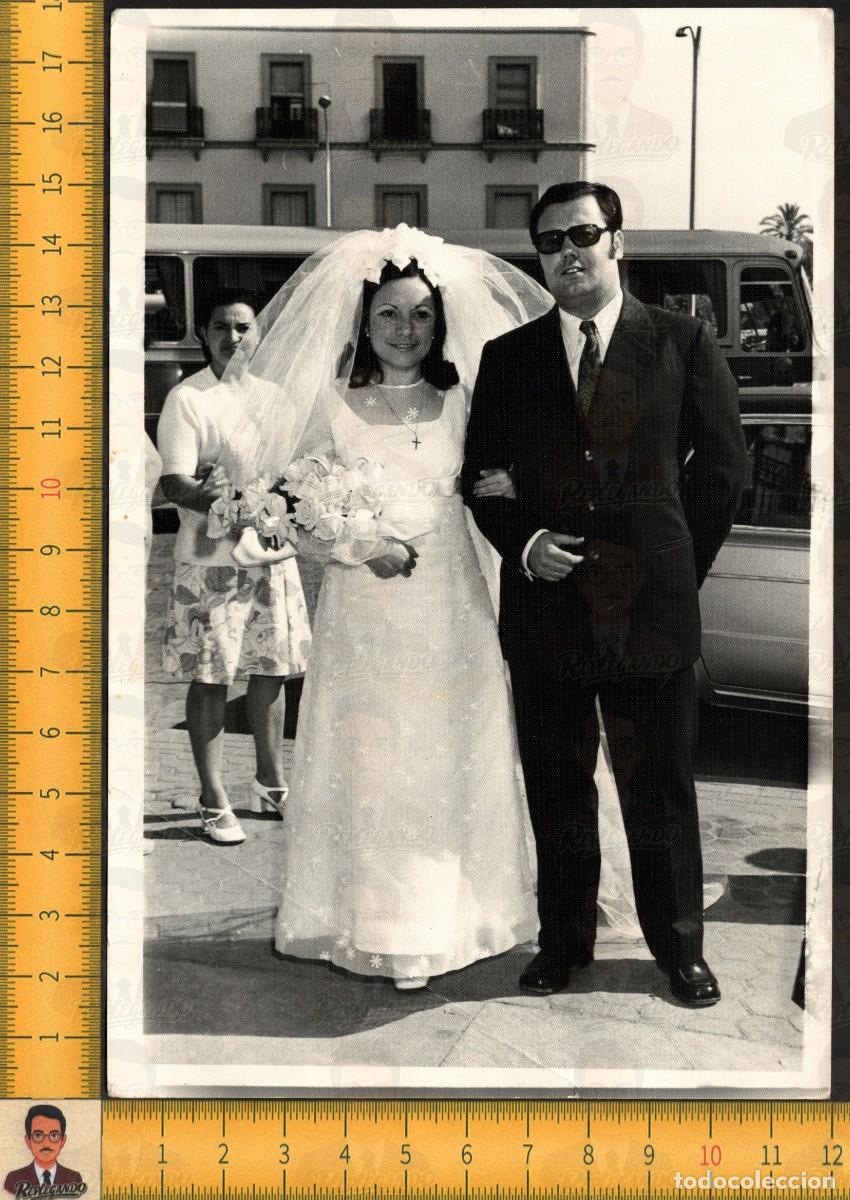 Fotograf&iacute;a antigua: NOVIA GUAPA POSA JUNTO PADRINO BODA - VESTIDO VELO RAMO FLORES - FOTOGRAF&Iacute;A ANTIGUA A&Ntilde;OS 60/70