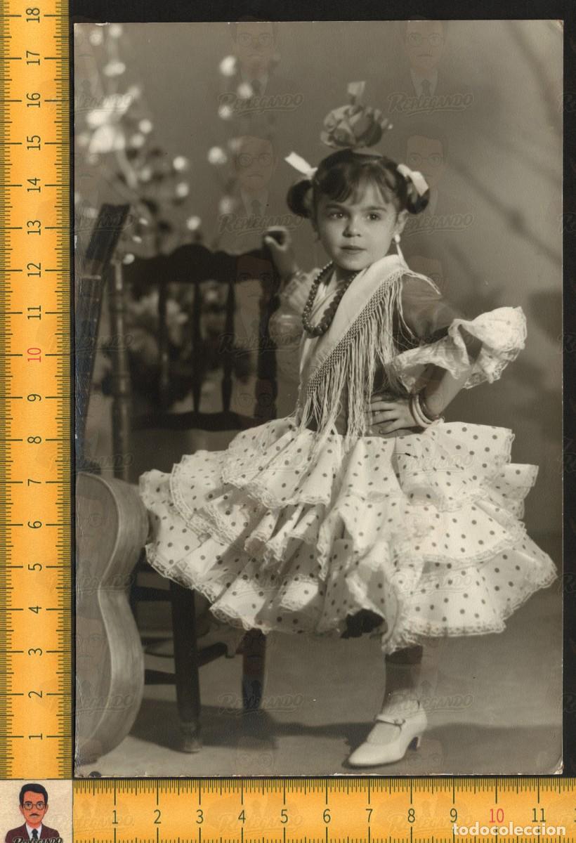Fotograf&iacute;a antigua: RETRATO NI&Ntilde;A TRAJE FLAMENCA SEVILLANA LUNARES VOLANTES GUITARRA - FOTO ANTIGUA SEVILLA A&Ntilde;O 1968