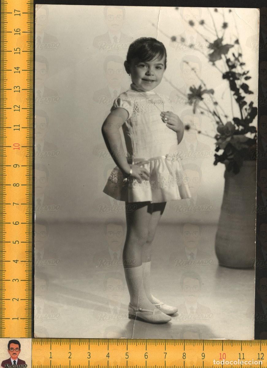 Fotograf&iacute;a antigua: RETRATO NI&Ntilde;A SONRIENTE POSA VESTIDO ELEGANTE - FLORES DECORACI&Oacute;N - FOTOGRAF&Iacute;A ANTIGUA ESTUDIO SEVILL