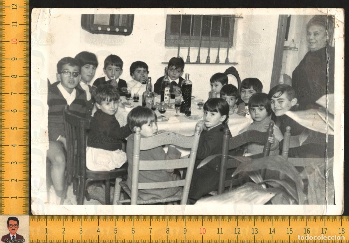 Fotograf&iacute;a antigua: ABUELA Y NI&Ntilde;OS BEBIENDO VINO QUINA - FIESTA INFANTIL MESA BOTELLAS - FOTO ANTIGUA SEVILLA A&Ntilde;OS 60