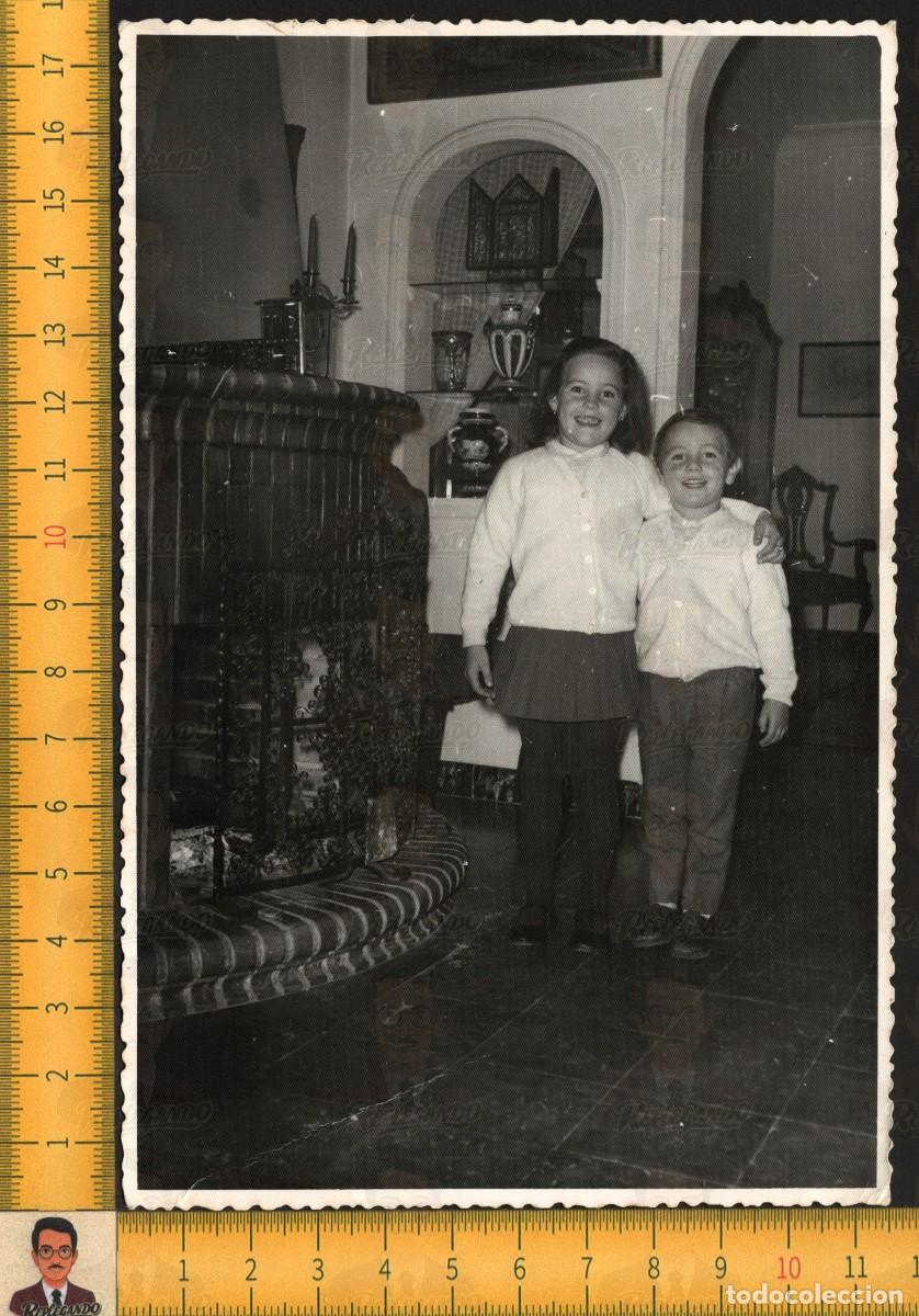 Fotograf&iacute;a antigua: PAREJA NI&Ntilde;OS SONRIENTES ABRAZADOS - CHIMENEA ANTIGUA SAL&Oacute;N CASA - FOTOGRAF&Iacute;A ANTIGUA A&Ntilde;OS 60/70