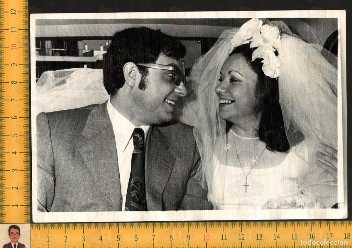 Fotograf&iacute;a antigua: RETRATO NOVIOS SONRIENTES MIR&Aacute;NDOSE - BODA COCHE VELO FLORES - FOTOGRAF&Iacute;A ANTIGUA A&Ntilde;OS 60/70