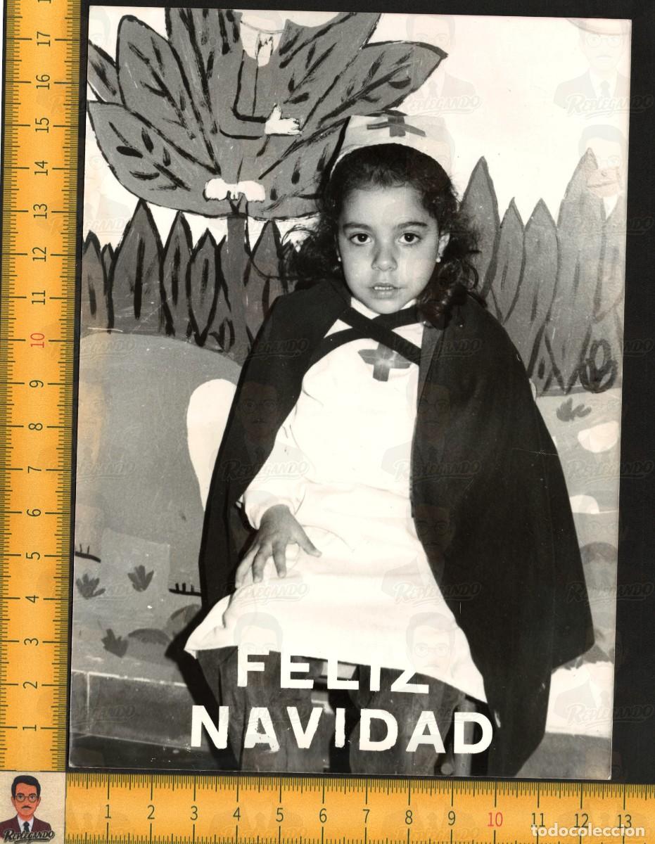 Fotograf&iacute;a antigua: RETRATO NI&Ntilde;A DISFRAZ ENFERMERA CAPA CRUZ ROJA - FELIZ NAVIDAD - FOTO ANTIGUA A&Ntilde;OS 70 - INFANCIA