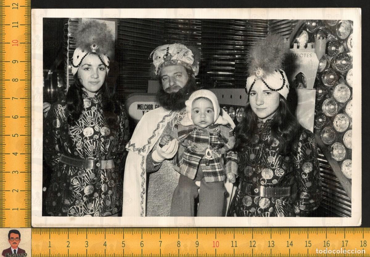 Fotograf&iacute;a antigua: REYES MAGOS : NI&Ntilde;O CON REY MELCHOR O GASPAR PAJES REALES - PUBLICIDAD PALOTES - FOTO ANTIGUA A&Ntilde;OS 60