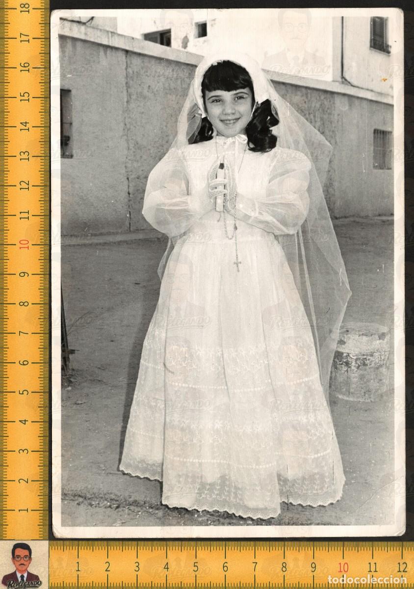 Fotograf&iacute;a antigua: RETRATO NI&Ntilde;A PRIMERA COMUNI&Oacute;N SONRIENTE - VESTIDO VELO ROSARIO CRUZ - FOTO ANTIGUA A&Ntilde;OS 60