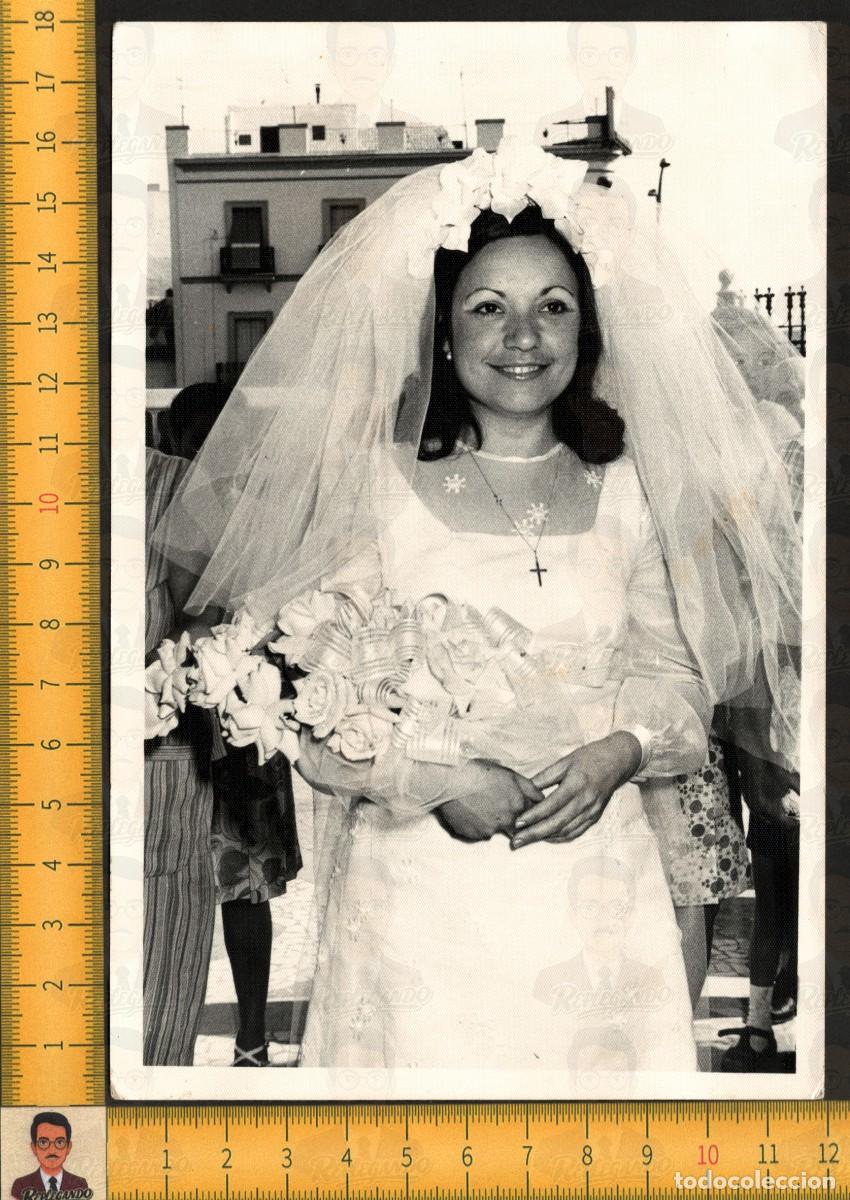 Fotograf&iacute;a antigua: RETRATO NOVIA GUAPA SONRIENTE RAMO FLORES VELO - BODA SEVILLA - FOTOGRAF&Iacute;A ANTIGUA A&Ntilde;OS 70
