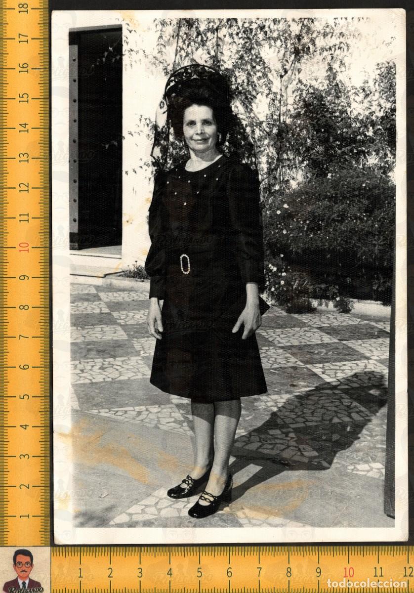 Fotograf&iacute;a antigua: RETRATO MUJER ELEGANTE TRAJE NEGRO MANTILLA PEINETA - PATIO JARD&Iacute;N - FOTO ANTIGUA BA&Ntilde;OS SEVILLA A&Ntilde;OS